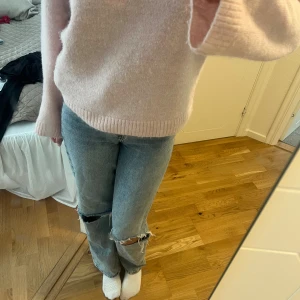 Ljusblå baggy jeans med hål - I bra skick, hög midja. Storlek w26 l32 