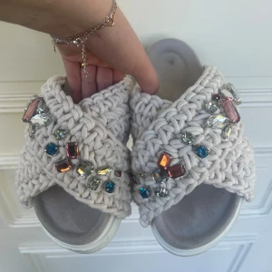 Inuikii tofflor - Inuikii ”Woven Stones” tofflor. Så fina! Endast använda ett par gånger. Nypris 2700kr. Storlek 37 men passar även mig som har 38. 🥰