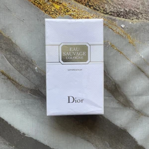 Dior Eau Sauvage Cologne - Fräsch och stilren cologne från Dior. Eau Sauvage Cologne är tillverkad i Frankrike och levereras i en snygg förpackning. Volym: 3.4 FL.OZ (100 ml). Perfekt för dig som vill sticka ut med klassisk elegans.