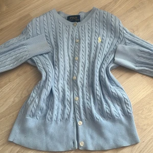 Ljusblå kofta från Polo Ralph Lauren - Supersöt ljusblå kofta från Polo Ralph lauren. Står storlek M men den är jätte liten i storlek så skulle säga att den är xxs-xs. Öppen för pris förslag💕