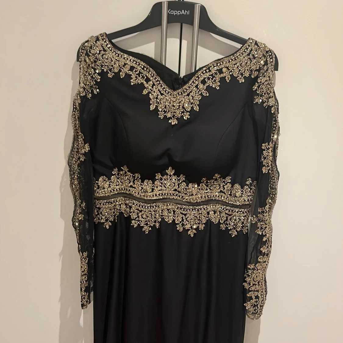 Svart långklänning med guldspets - 1