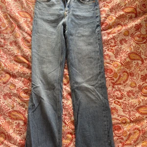 Ljusblå jeans från Gina Tricot  - Säljer ett par klassiska ljusblå jeans från g perfect jeans i rak modell. Storlek 34, men lång i benen. Använt fåtal gånger 