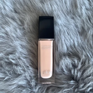 Dior Forever Skin Correct Concealer - (Bara testat )Dior Forever Skin Correct Concealer i nyansen 0N. Kommer i en lyxig glasflaska med svart lock. Ger full täckning och återfuktar huden i upp till 24 timmar. Perfekt för att dölja mörka ringar och ojämnheter. Krämig formula i en ljus, neutral ton.