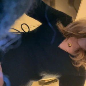 Gina Tricot  - Blå stickad tröja med omlottdesign och v-ringning från Gina Tricot 😆🦄 knappt andvänd