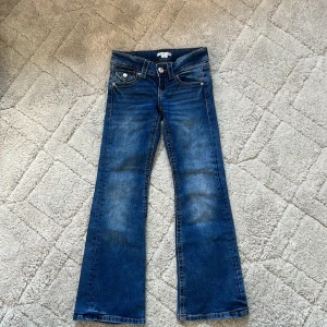 Blåa jeans 140 - Blåa jeans i storlek 140 från ginatricot. Andvända några gånger. Mycket bra skick, som nya.
