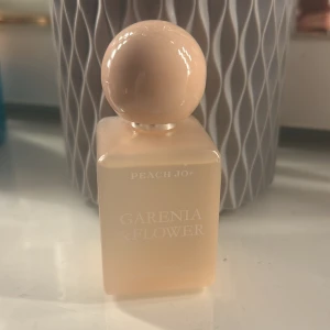 Peach Jo+ Gardenia & Flower Parfym - Trendig parfym med stilren design från Peach Jo+. Gardenia & Flower ger ett fräscht intryck och passar perfekt för dig som vill sticka ut med något unikt. Perfekt accessoar på sminkbordet. Endast teastad en gång