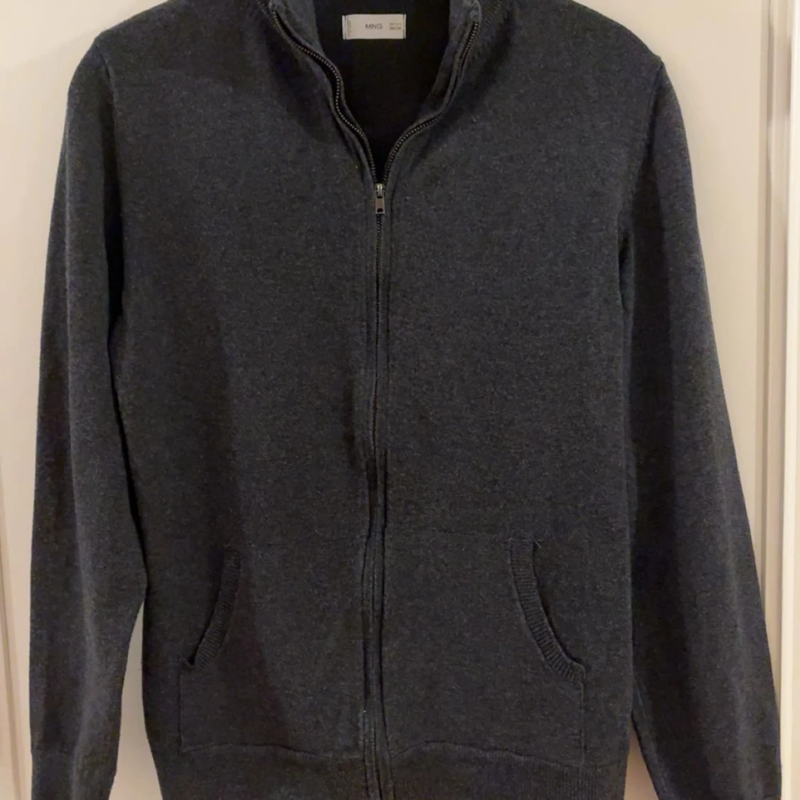 Mörkgrå kofta med dragkedja från MNG