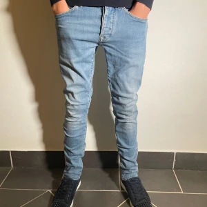 Dondup - Säljer ett par ljusblå jeans från Dondup osäker på moddelen men den sitter som moddelen George storlek 30 och väldigt fint skick moddelen på bilden är 180cm 65kg