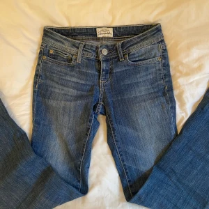 Aeropostale jeans - Lågmidjade Aeropostale jeans köpta secondhand. Midjemått rakt över: 33 cm. Innerbenslängd: 75 cm.  Midjehöjd: 16 cm. Nån enstaka sliten söm. 