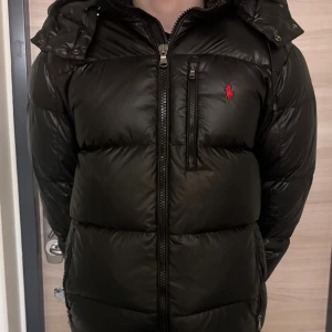 Svart Ralph lauren jacka  - Snabb äffar utan och skriva massa=200kr billigare. Köpte den på plick förra året. Få gånger använd. 