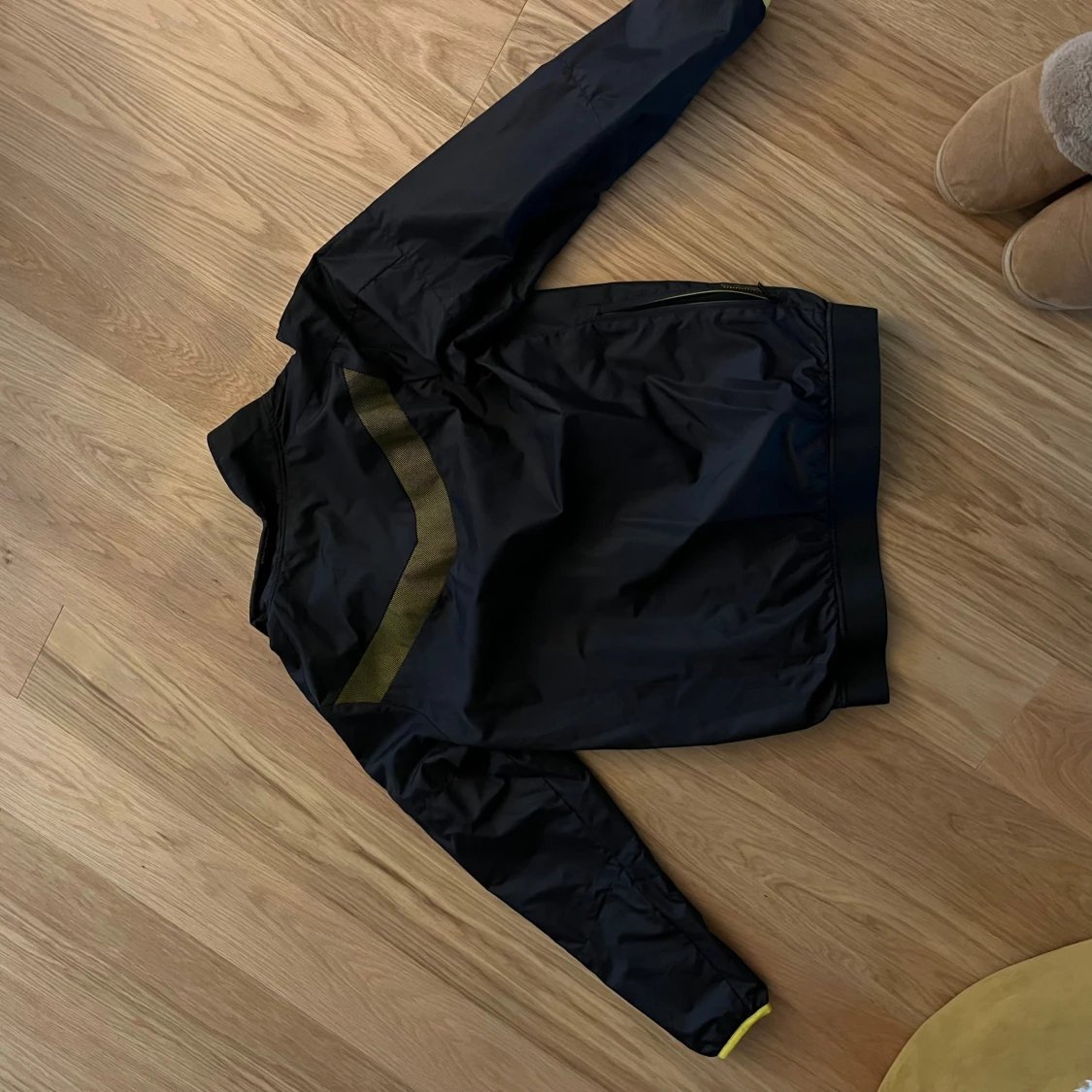 Svart Porsche vindjacka med gula detaljer - 4