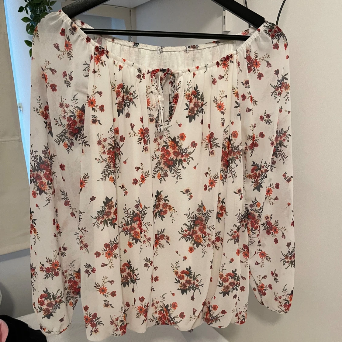 Vit blommig blus med knytning