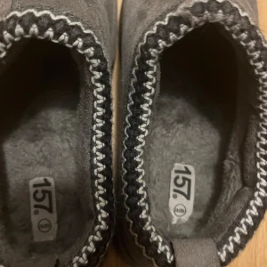 Grå mockatofflor från 157 - Grå vinter skor