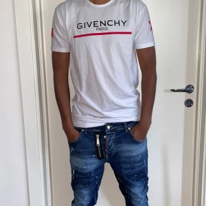 Givenchy paris t shirt strl S - Helt ny. Fin replika med grym kvalitet, modellen är 175cm väger 67 kg. Pris: 499kr. Först till kvarn. Skickas direkt inom 24 h