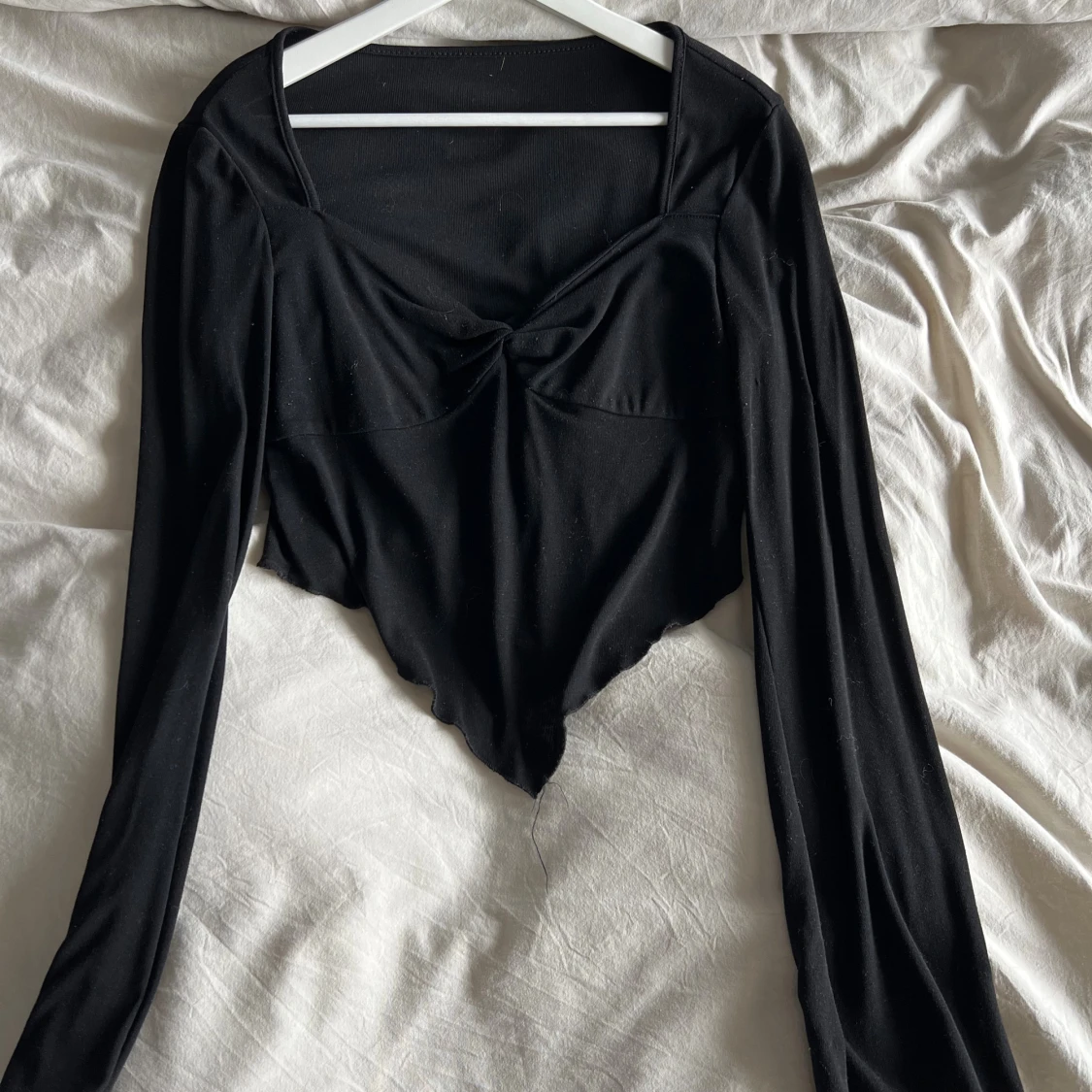 Svart croppad långärmad topp