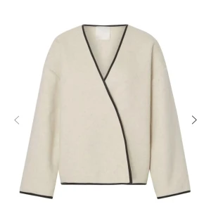 By malina jacka  - Vit By Melina jacka! Super snygg och stilren! Köptes i butik men kvittot finns ej kvar, nypris är 3800💕 Storlek M men den är lagom för någon som bär mindre storlekar såsom större🫶🏼det ända är att ena knappen är fastsydd med det är inget man tänker på! Syns knappast!