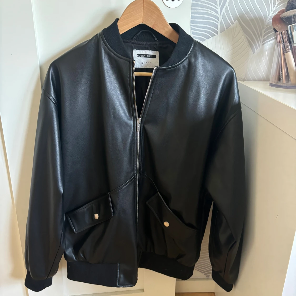 Svart bomberjacka från Noisy May