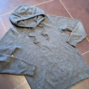 Grå kashemir hoodie - Tjena! Säljer nu en sjukt snygg grå kashemir hoodie som är perfekt nu till hösten🍁🍂 tröjan är i nyskick förutom en sjukt liten lagning på undersidan av armen och syns därmed ej vid användning  (bild 4)🙌👌hör av er vid frågor eller funderingar, priset kan sänkas vid snabb affär😀🤝