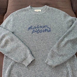 Maskin kitsune tröja - Säljer min blåa stickade tröja från maison kitsune då jag har tröttnat på den. Inga skador eller defekter på plagget och är knappt använd. Killen på sista bilden är 183 lång.