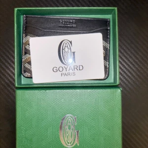 G O Y A R D - Kommer med kartong och kort 