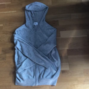 Grå kashmirhoodie med dragkedja från OneWear - Jag säljer en grå zip up kashmirhoodie från OneWear och original priset är 1300 men jag säljer den för 800 och priset kan diskuteras,skriv gärna om ni har några frågor