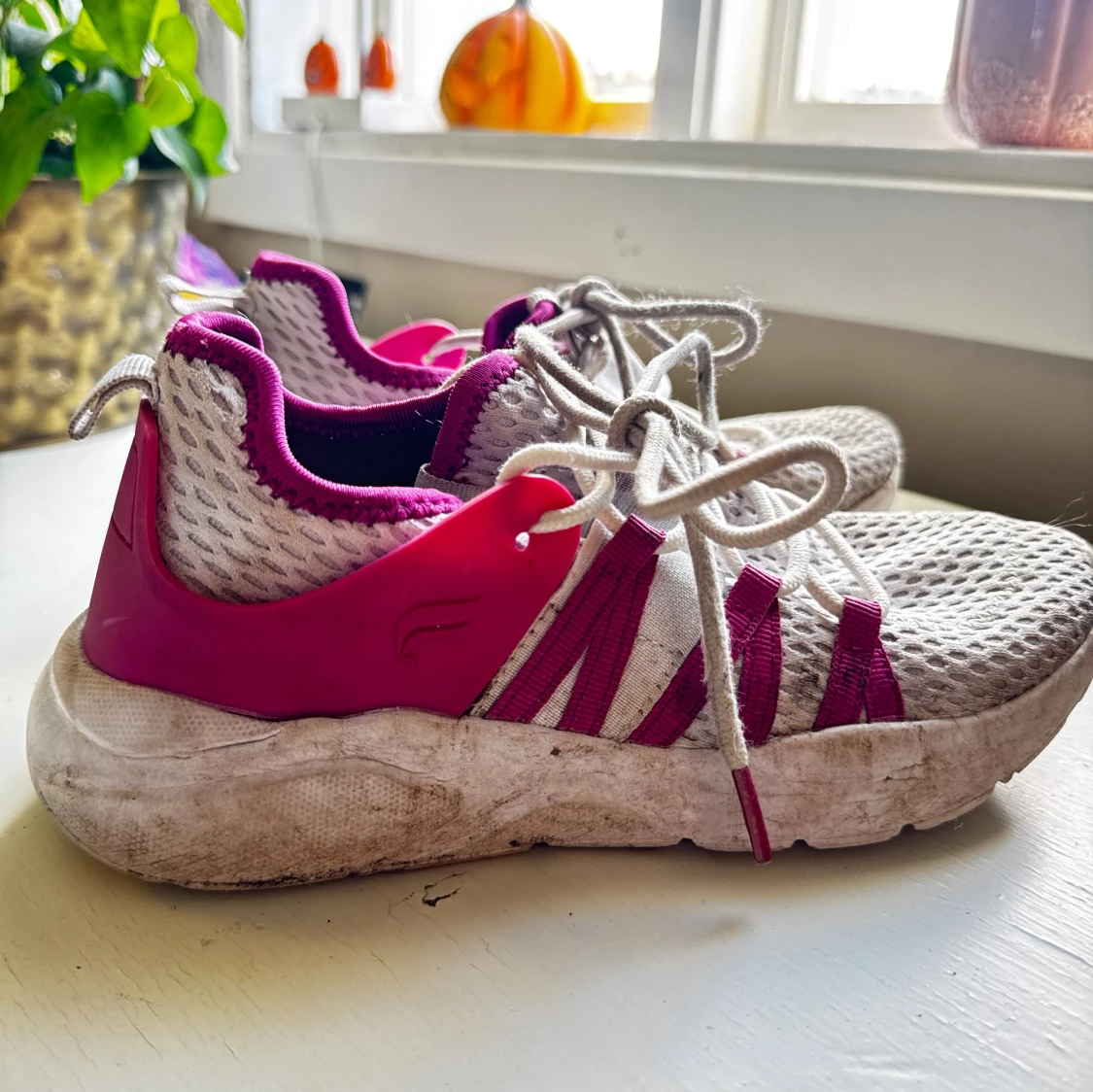 Vita och rosa sneakers med mesh - 1