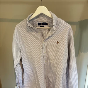 Ralph Lauren skjorta - Snygg Ralph lauren skjorta I väldigt gott skick. Hör gärna av dig vid funderingar👍 Fler färger och storlekar på min profil.