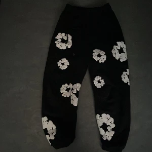 Svarta Denim Tears  - Svarta mjukisbyxor från Denim Tears.pris går att sänkas