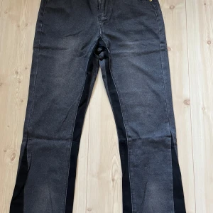 Gallery Dept Jeans - Helt nya gallery dept jeans. storlek W36. Vid frågor eller extra bilder så är det bara att höra av dig! Säljer den pga den är stor på mig