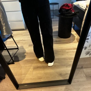 Svarta jeans - Svarta jätte fina och sköna jeans som tyvärr är försmåa i midjan på mig. Endast använda en sommar men är slitna nertill då dom är förlånga på mig.