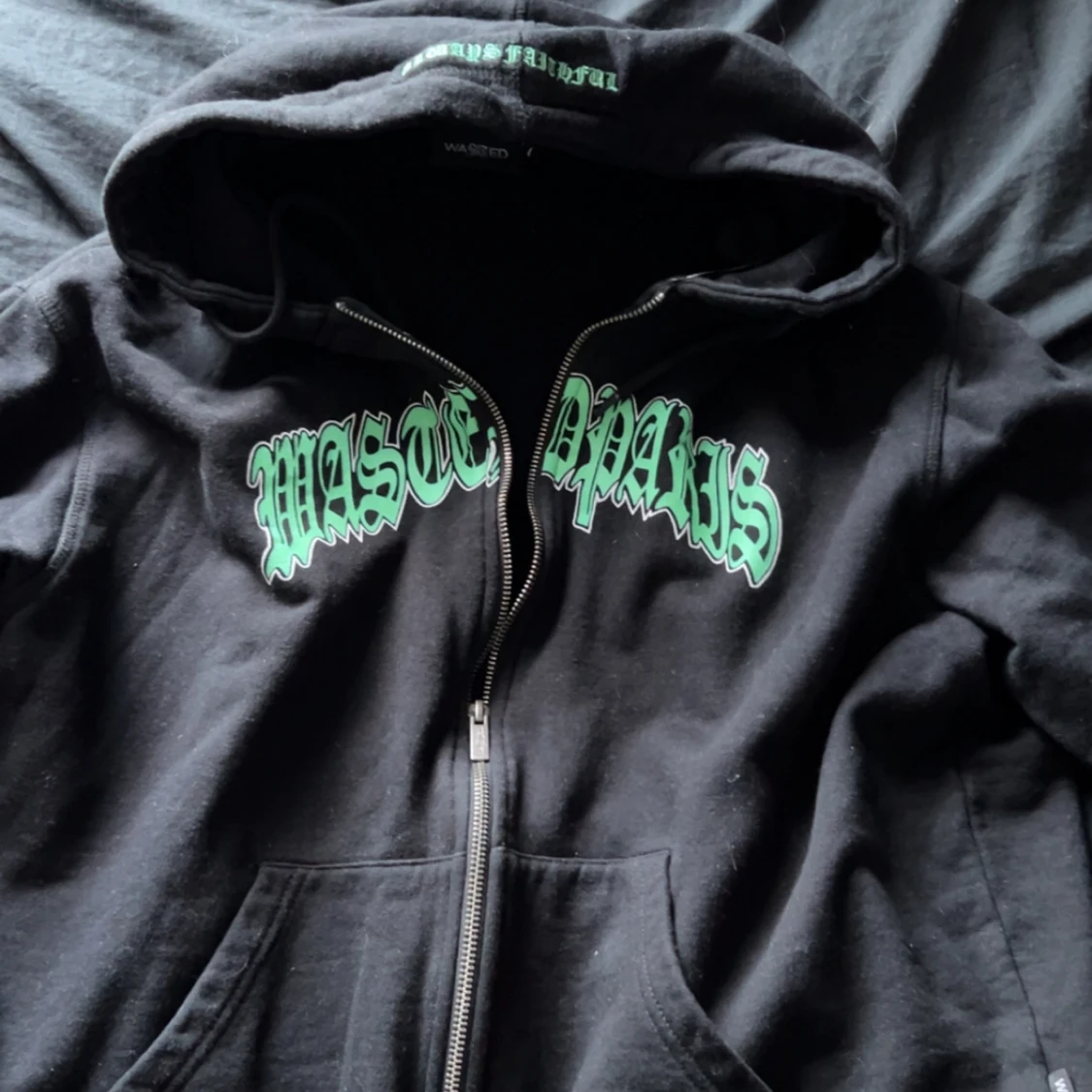 Svart hoodie från Wasted Paris