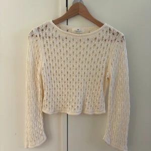 Vit stickad tröja från h&m - Snygg transparent stickad tröja från H&M, superfin över ett linne nu till exempel hösten 🍂 storlek 146/152 passar dock vanlig xxs 💕