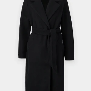 Lång kappa  - Svart lång kappa ifrån Vero Moda i storlek XS men passar S också. Kappan har fickor på sidorna. Den är aldrig använd har lappen kvar.