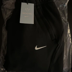 Nike x NOCTA Byxor - Helt nya, aldrig använda. Pris går att diskutera vid snabb affär. (Nypris 1500 kr)