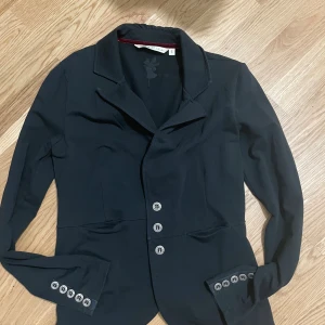 Kostym?  - Materialet är som mjukisbyxor, stretchig och mysig. 