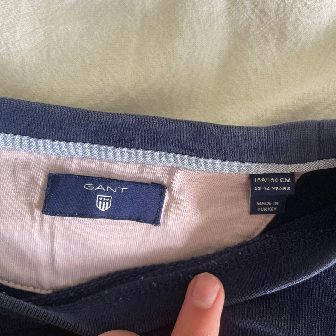 Mörkblå sweatshirt från GANT - 1