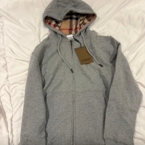 Burburry zip - Säljer denna helt nya burburry zipen, tagen är dock inte kvar. Står på tröjan storlek M men sitter som S. Fraktar runt hela sverige 