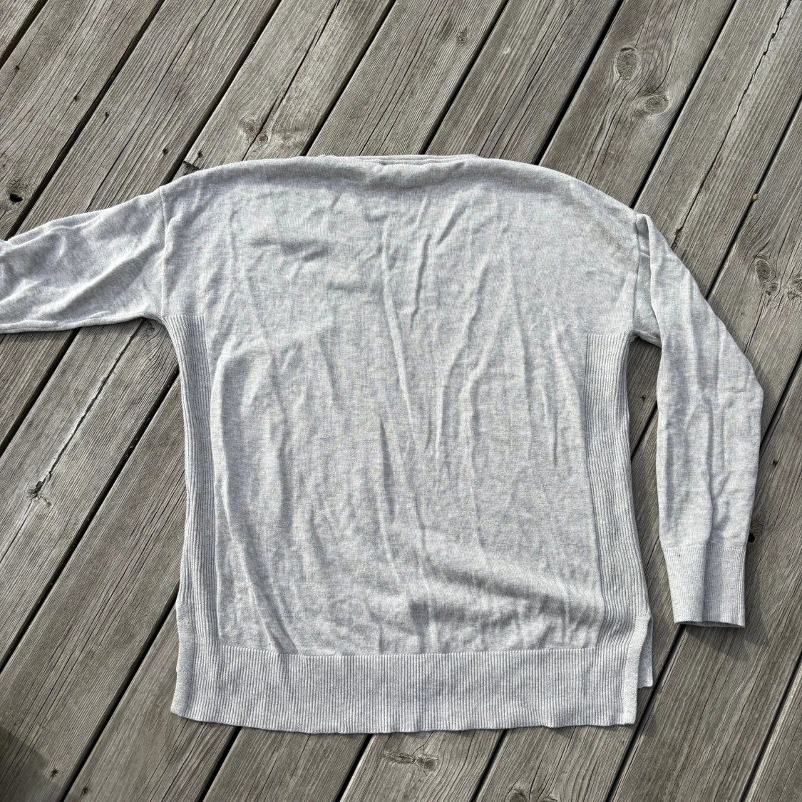 Ljusgrå v-ringad tröja från Esprit - 1