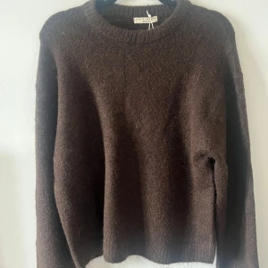 Brun stickad tröja  - Säljer denna bruna stickade tröjan, helt nya aldrig använd med prislappen kvar från Gina Tricot🤎 Perfekt nu till hösten/vintern🤎