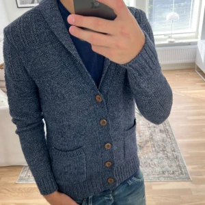 Stickad cardigan  - Otroligt fet stickad cardigan i toppskick, priset kan såklart diskuteras! 