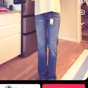 Blå jeans - Snygga blå jeans med utsvängd och klassisk femficksdesign. Jeansen har en medelhög midja och är tillverkade i ett mjukt denimtyg som ger en skön passform.