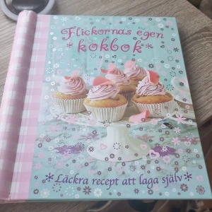 Flickornas egen kokbok - En färgglad och inspirerande kokbok fylld med läckra recept på kakor, snacks och desserter. Perfekt för dig som vill laga och baka själv, med enkla steg och fina bilder. Passar både nybörjare och dig som vill bli ännu bättre i köket.