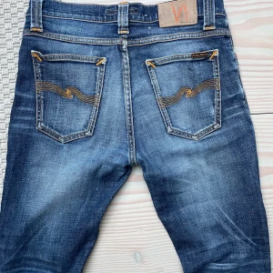 Nudie jeans - Tja, säljer dessa Nudie Jeans med riktigt fet fade. Storlek W30 L32. Står tyvärr inte modell, men sitter som slim. Hör av er vid frågor eller funderingar!