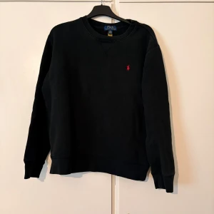 Ralph lauren tröja - Säljer en ralph lauren tröja i bra skick, färgen är typ svart/jättemörkgrön. Storlek XS, passar folk som är ungefär 155-165cm långa.