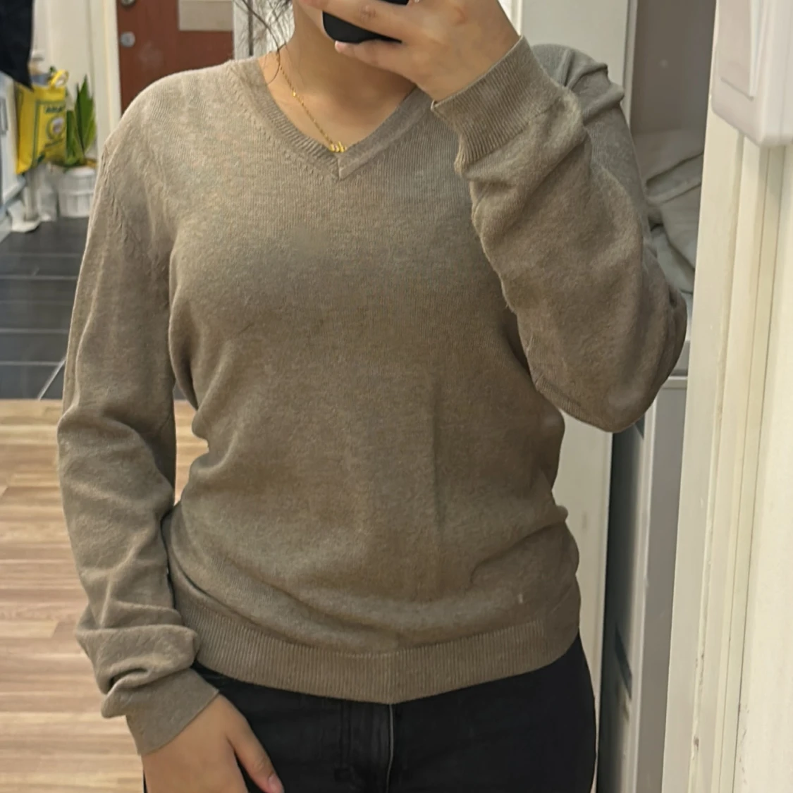 Beige v-ringad stickad tröja