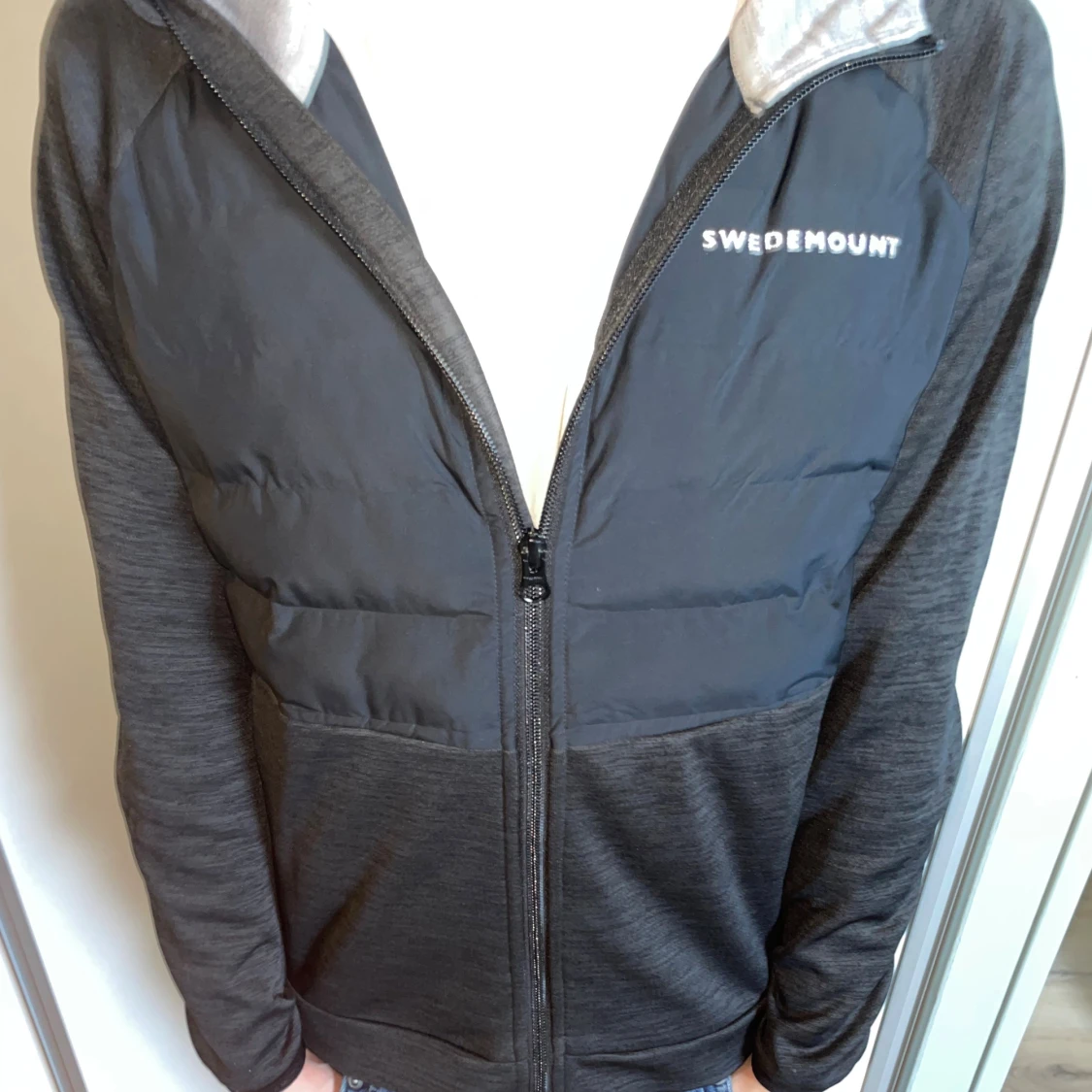 Svart hybridjacka från Swedemount