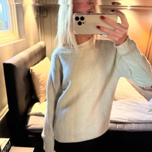 Beige stickad tröja med rund hals - Har en liten fläck vid ärmen, går säkert att ta bort i tvätten
