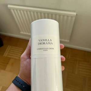 Dior Vanilla Diorama Eau de Parfum - Lyxig parfym från Dior med 250 ml volym. Ingredienser inkluderar alkohol, parfym, vatten, limonene, coumarin, linalool, benzyl benzoate, citronellol, noterna till denna doft finns även på fragrantica. Tillverkad i Frankrike. Perfekt för dig som vill sticka ut med en exklusiv doft. Fick denna i present för ett tag sedan men har aldrig öppnat den. Denna storlek görs inte längre då dior har slutat med 250 ml och byt ut den mot 200 ml. Denna doft kostade 5200 kr och 200 ml idag kostar 4805
