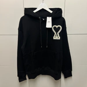 Ami Paris Hoodie - Hejsan, säljer en helt ny Hoodie aldrig tidigare använd. Storlek M. Postar alltid inom 24h efter köpet. Skriv gärna om du har fler frågor.