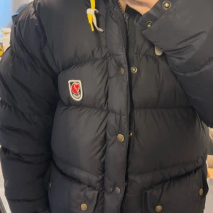 Fjällräven jacka  -  Jätte fin fjällräven jacka i storlek XXS! ( passar nog upp till S-M skulle nog även gissa på att både killar och tjejer kan bära jackan! Detta är den gamla modellen som är tjockare och inköpt för runt 9900 kr) jackan är helt oanvänd så den är i helt nytt skick som man ser på bilderna. Hängt i garderob ett tag så den kan vara lite dammig och ha lite smutsfläckar som man kan se bland annat vid sista bilderna. Går nog enkelt att ta bort med en tvättservett eller så! Kom med rimliga budförslag!💕💕💕